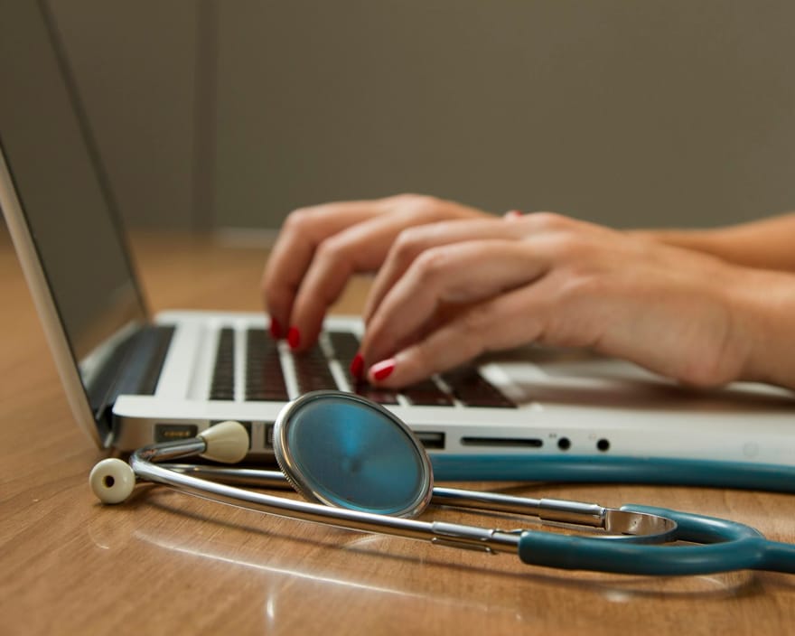 En kliniker som presenterar ett veterinärt webbinarium